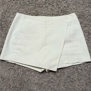 Womens Express White Wrap-Front Shorts, Size 6